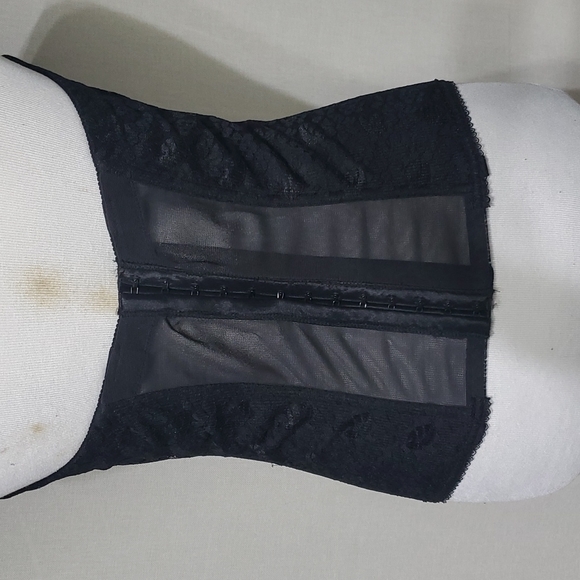 Black lace corset - Picture 4 of 6